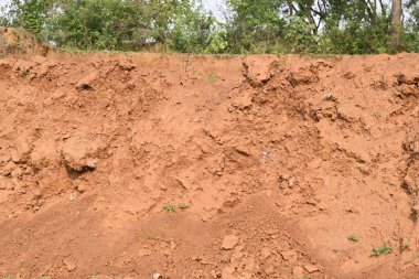 Toprak yığını. Toprak çıkarıldı ve kil tuğla haline getirildi. Doğal ortamda kırmızı toprak.