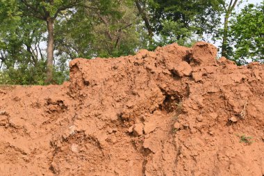 Toprak yığını. Toprak çıkarıldı ve kil tuğla haline getirildi. Doğal ortamda kırmızı toprak.