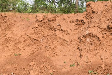 Toprak yığını. Toprak çıkarıldı ve kil tuğla haline getirildi. Doğal ortamda kırmızı toprak.