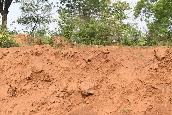 Toprak yığını. Toprak çıkarıldı ve kil tuğla haline getirildi. Doğal ortamda kırmızı toprak.