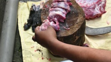 Keçi eti doğrama. Hint köyündeki geleneksel demir aletlerden taze çiğ ya da pişmemiş koyun eti. Keçi etini küçük parçalara ayırmak..