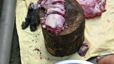 Keçi eti doğrama. Hint köyündeki geleneksel demir aletlerden taze çiğ ya da pişmemiş koyun eti. Keçi etini küçük parçalara ayırmak..