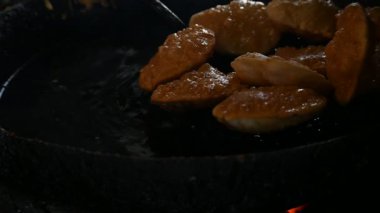 Puri orpoori kızartma büyük demir tava. Hindistan 'ın altkıtasından gelen, yapraklı buğday unundan yapılan bir çeşit kızarmış ekmek. Puriler en çok kahvaltı ya da atıştırmalık olarak servis edilir..