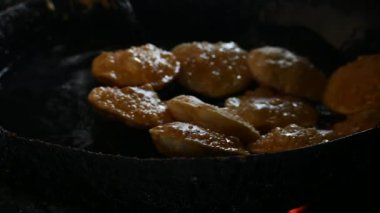 Puri orpoori kızartma büyük demir tava. Hindistan 'ın altkıtasından gelen, yapraklı buğday unundan yapılan bir çeşit kızarmış ekmek. Puriler en çok kahvaltı ya da atıştırmalık olarak servis edilir..