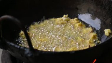 Demir kalemle kızartılmış soğan pakora. Bu Hint alt kıtasında popüler bir sokak yemeği. Mevsimlik baharatlı gram un hamuruyla kaplanmış ve bol yağda kızartılmış soğan. Hindistan kökenli..