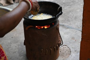 Demir kalemle kızartılmış soğan pakora. Bu Hint alt kıtasında popüler bir sokak yemeği. Mevsimlik baharatlı gram un hamuruyla kaplanmış ve bol yağda kızartılmış soğan. Hindistan kökenli..
