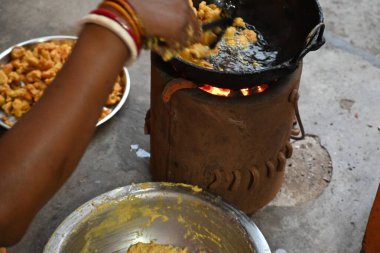Demir kalemle kızartılmış soğan pakora. Bu Hint alt kıtasında popüler bir sokak yemeği. Mevsimlik baharatlı gram un hamuruyla kaplanmış ve bol yağda kızartılmış soğan. Hindistan kökenli..