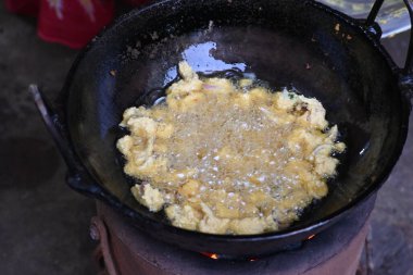 Demir kalemle kızartılmış soğan pakora. Bu Hint alt kıtasında popüler bir sokak yemeği. Mevsimlik baharatlı gram un hamuruyla kaplanmış ve bol yağda kızartılmış soğan. Hindistan kökenli..