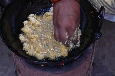 Demir kalemle kızartılmış soğan pakora. Bu Hint alt kıtasında popüler bir sokak yemeği. Mevsimlik baharatlı gram un hamuruyla kaplanmış ve bol yağda kızartılmış soğan. Hindistan kökenli..