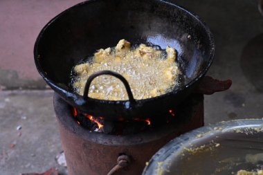 Demir kalemle kızartılmış soğan pakora. Bu Hint alt kıtasında popüler bir sokak yemeği. Mevsimlik baharatlı gram un hamuruyla kaplanmış ve bol yağda kızartılmış soğan. Hindistan kökenli..