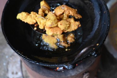 Demir kalemle kızartılmış soğan pakora. Bu Hint alt kıtasında popüler bir sokak yemeği. Mevsimlik baharatlı gram un hamuruyla kaplanmış ve bol yağda kızartılmış soğan. Hindistan kökenli..