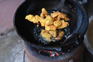 Demir kalemle kızartılmış soğan pakora. Bu Hint alt kıtasında popüler bir sokak yemeği. Mevsimlik baharatlı gram un hamuruyla kaplanmış ve bol yağda kızartılmış soğan. Hindistan kökenli..