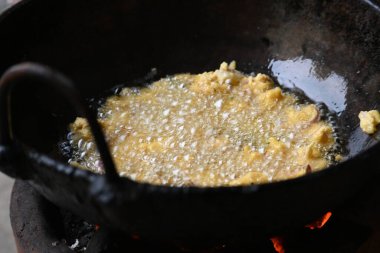 Demir kalemle kızartılmış soğan pakora. Bu Hint alt kıtasında popüler bir sokak yemeği. Mevsimlik baharatlı gram un hamuruyla kaplanmış ve bol yağda kızartılmış soğan. Hindistan kökenli..