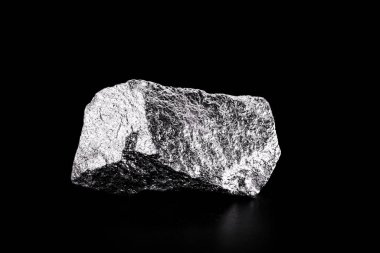 Vanadyum, fosfat kayaları ve ham petrol gibi çeşitli doğal kaynaklarda bulunan metal, metal alaşımlı bir geçiş metalidir..