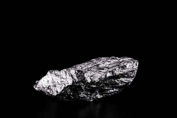 Ванадий - это переходный металл, металлический сплав, изолированный, его можно найти в нескольких природных источниках, таких как фосфатные породы и сырая нефть.