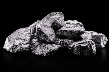 İskandinavya 'daki bazı minerallerde bulunan, sanayide alüminyum geliştirmek için kullanılan nadir bulunan bir metal.