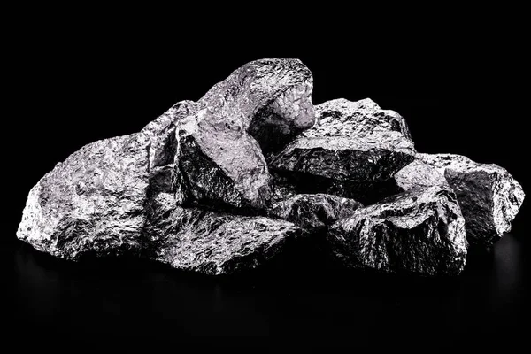 スカンジナビアのいくつかの鉱物に見られるアルミニウムを改善するために業界で使用される希少金属であるスカンジナビア — ストック写真