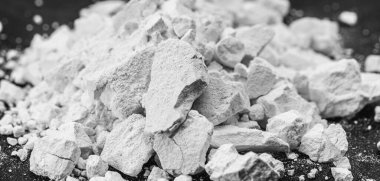 Sentetik zeyolit ya da zeolit, yararlı pH seviyesini arttıran, bağışıklık sistemini güçlendiren bir mineral. Hamilelik sırasında kullanılan doğal detoksifikatör, ilaç ürünü.