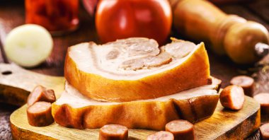 Çiğ pastırma dilimleri ve domuz sosisi, ahşap masada domuz eti eti, Brezilya 'da pişirme malzemesi olarak domuz yağı