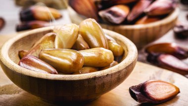 Kırsal ahşap kasede çam fıstığı, geleneksel Brezilya kış yemekleri, Brezilya restoranı yemekleri.