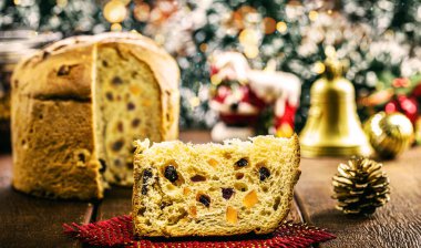 Şekersiz panettone, içi şekerli meyve dolu, bir dilim geleneksel Noel ve yeni yıl pastası, şekerle doldurulmuş Noel ekmeği
