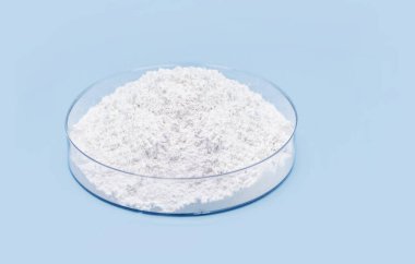 Mikro kristal selüloz, rafine ahşap hamuru, dokuma önleyici, pişirme önleyici madde, yağ ikamesi, emülziyoner, vitamin takviyelerinde veya haplarda kullanılır..