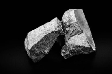 Demir cevheri, kömür ve kireçten üretilen çelik cevheri. Metal alaşımı, endüstriyel kullanımı.