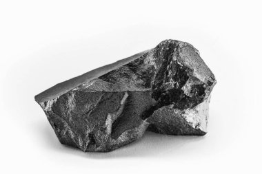 Demir cevheri, kömür ve kireçten üretilen çelik cevheri. Metal alaşımı, endüstriyel kullanımı.