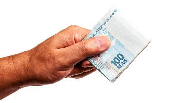 Brezilya 'dan gelen 100 reais banknotun el ele tutuşması, izole edilmiş beyaz arka planda. Banka taslak veya mali kar kavramı