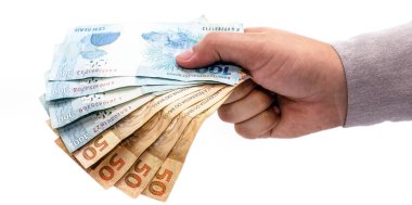 Brezilya parası, yüz elli reais banknot, Brezilya ekonomisi teklif eden izole beyaz arka plan üzerine el..