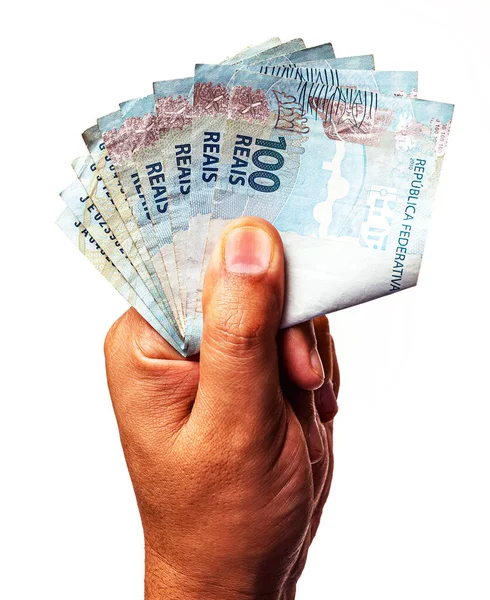 Brezilya 'nın 100 reais banknotları izole beyaz arka planda erkeğin elinde..