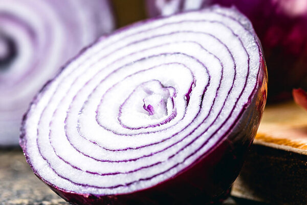 Brazilian red onion, with a mild and sweet taste, more caloric and because of its color, is rich in anthocyanin, a powerful antioxidant that helps fight free radicals.