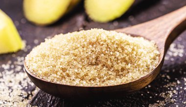 Tahta kaşık, şeker kamışı, organik ürün, doğal yemek malzemesi, makro fotoğraf.