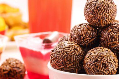 Brezilya çikolatalı bonbonu, adı Brigadeiro. Yoğunlaştırılmış süt, çikolata tozu ve çikolata parçacıklarından yapılır. Doğum günü partilerinde pasta ile servis edilir.