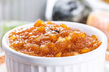 ev yapımı balkabağı reçeli, Haziran ve Temmuz partilerinde tipik Brezilya tatlıları, arka planda fuba keki ve şekerli tatlılar, haziran şenliklerinin tipik yemekleri