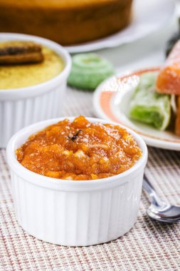 Brezilya balkabağı reçeli ya da pudingi, arka planda balkabağı reçeli, Brezilya Haziran festivallerinin geleneği.