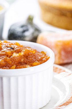 ev yapımı balkabağı reçeli, Haziran ve Temmuz partilerinde tipik Brezilya tatlıları, arka planda fuba keki ve şekerli tatlılar, haziran şenliklerinin tipik yemekleri