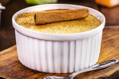 Mısır tatlısı ya da puding adı Curau, jimbel ya da hominy, arka planda kırsal tatlılar. Brezilya Haziran festivallerinden tipik tatlılar.