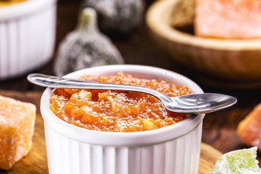 Kırsal bir ortamda ev yapımı balkabağı pudingi, arka planda diğer Brezilya tatlıları, haziran şenliklerinin tipik yemekleri.