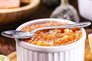 Kırsal bir ortamda ev yapımı balkabağı pudingi, arka planda diğer Brezilya tatlıları, haziran şenliklerinin tipik yemekleri.