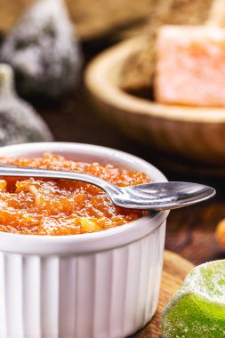 Kırsal bir ortamda ev yapımı balkabağı pudingi, arka planda diğer Brezilya tatlıları, haziran şenliklerinin tipik yemekleri.