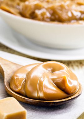 Bir kaşık dulce de leche ya da Brezilya 'da Dulce de lethe adı verilen ev yapımı tatlı karamel haziran şenliklerinin tipik yemekleri.