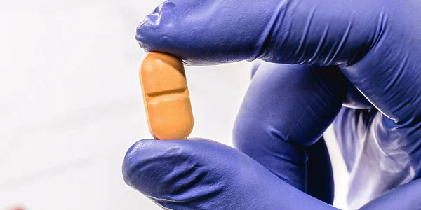 Pharmacist Hand Holding Urinary Incontinence Control Pill Exams Collected Urine — Foto de Stock