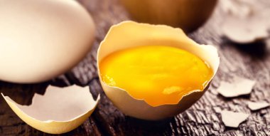 Yumurta ikiye bölünmüş, yumurta sarısı, sarı sarısı, Brezilya tavuk yumurtasından, kimyasal katkı maddesi içermeyen mutfak malzemesi.