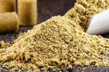 Tahta kaşıkta yer fıstığı unu, ölçüm kaşığı, haziran şenliklerinin tipik yemekleri.