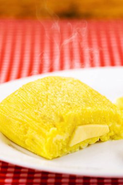 Pamonha, Brezilya mısırı ve peynir dolgulu. Pamonha tipik Brezilya yemeği, minas gerais ve goiais eyaletinin yiyeceği. Haziran şenliklerinin tipik yemekleri.