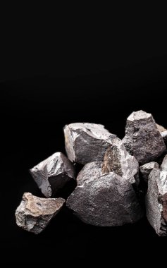 Demir cevheri metalurji endüstrisinde ve sivil inşaatlarda, mineral çıkarma kavramında, makro fotoğrafçılıkta kullanıldı.