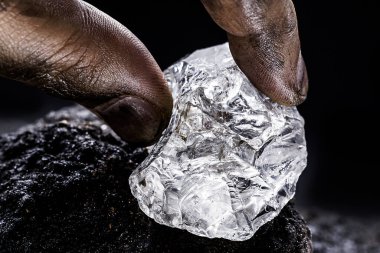 Petalit, petalit veya katalit lityum, pil endüstrisi, lityum kaynağı ve makro fotoğrafçılık elde etmek için önemli bir mineraldir.