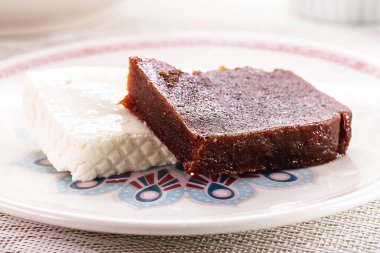 Guava reçelli taze peynir, kahvaltıda Romeo ve Juliet adında Brezilya tatlısı, meyveden yapılmış tatlı, Brezilya 'da haziran şenlikleri, kırsal yiyecekler.