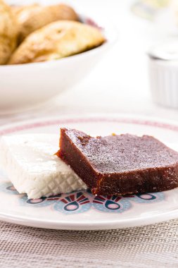 Guava reçelli taze peynir, kahvaltıda Romeo ve Juliet adında Brezilya tatlısı, meyveden yapılmış tatlı, Brezilya 'da haziran şenlikleri, kırsal yiyecekler.